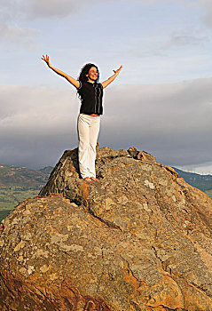 女人,山峰,抬臂