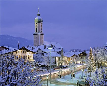 教堂,加米施帕藤基兴,黄昏,圣诞节,圣诞树,城镇广场,上巴伐利亚,巴伐利亚,德国,欧洲