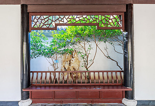 中式园林窗奇石景观