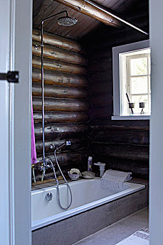 现代,浴室,小屋,浴缸,原木,墙壁