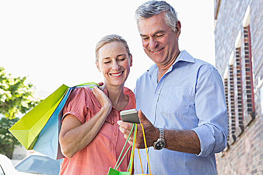 高兴,老年,夫妻,看,智能手机,拿着,购物袋