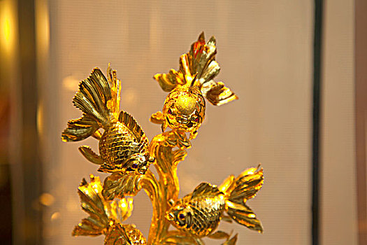 黄金雕刻制作的三条金鱼