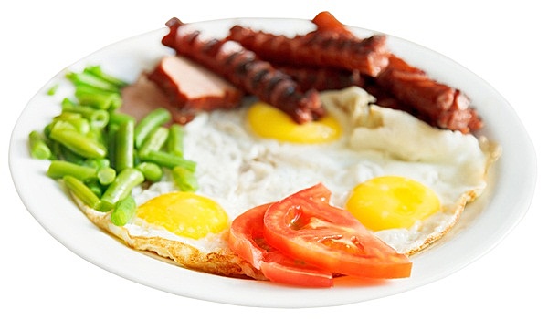 煎鸡蛋,香肠,西红柿,豆,白色背景,盘子