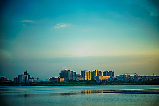 建筑群,高楼,河,灯,夜景,蓝天,白云,栏杆,铁锁链,游艇,船,城市夜景,桥,冷却塔,烟囱