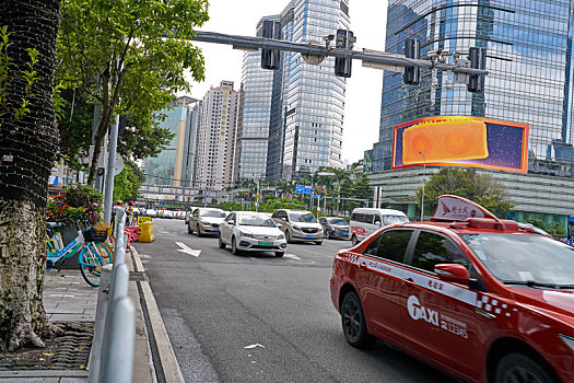 羊城广州天河体育东路天河路商圈繁忙的车流