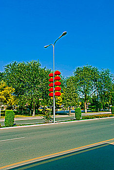 路灯上挂着红灯笼