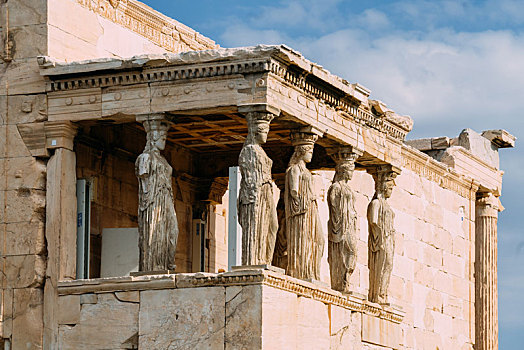 希腊雅典卫城废墟遗址中的厄瑞克忒翁神庙及其女像石柱