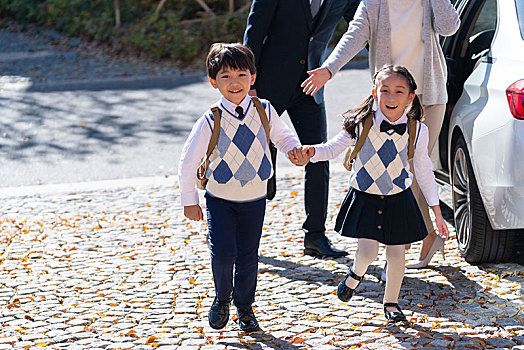 年轻夫妻接孩子放学