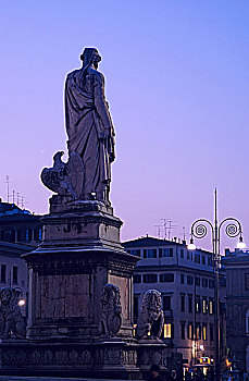 意大利佛罗伦萨圣十字教堂旁的但丁塑像