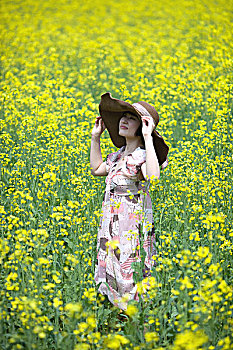 油菜花田中的女孩