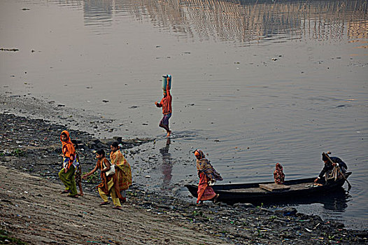 小艇,船,渡轮,人,上方,污染,水,河,靠近,制革厂,区域,达卡,城市,孟加拉,下水道,制作,黑色