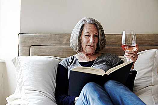 老年,女人,灰色,短发,坐,向上,床,读,书本