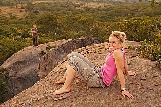女青年,坐,石头,非洲,背景,莫桑比克