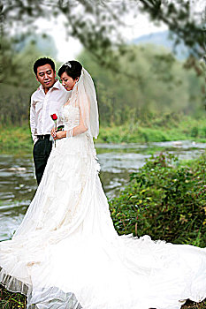 站在河岸边的新郎新娘