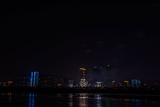 烟花,建筑群,河流,夜景,水,灯,节日