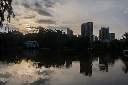 2022年冬天广州天河公园一角傍晚湖景与倒影