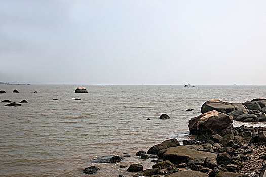 广东省珠海市情侣中路海滨林立的礁石