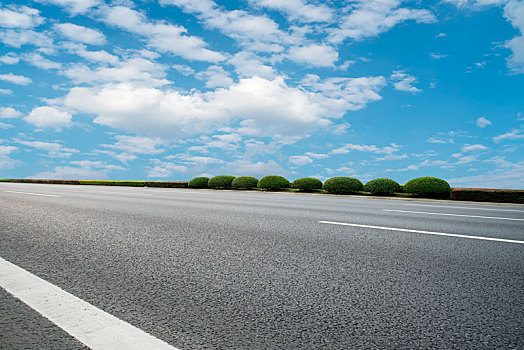 蓝天白云和高速公路