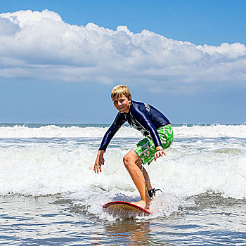 男孩,12岁,冲浪,库塔,海滩,乐园,巴厘岛,印度尼西亚,亚洲