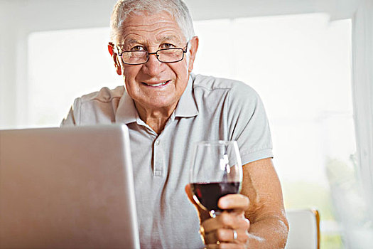 专注,老人,使用笔记本,喝,葡萄酒,在家