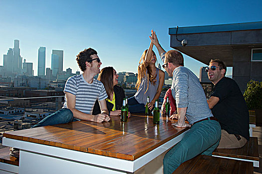 成年,朋友,喝,啤酒,桌子,屋顶,酒吧,洛杉矶,天际线,美国