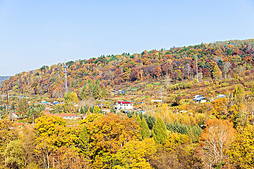 秋天山谷里的村庄