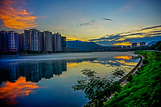 建筑群,高楼,桥,远景,河,灯,夜景,树,蓝天,白云,东江湾,游艇,船,黄昏,景色,蓝色,地标