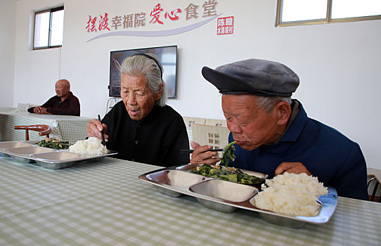 山东省日照市,爱心食堂进乡村,老人吃上暖心餐