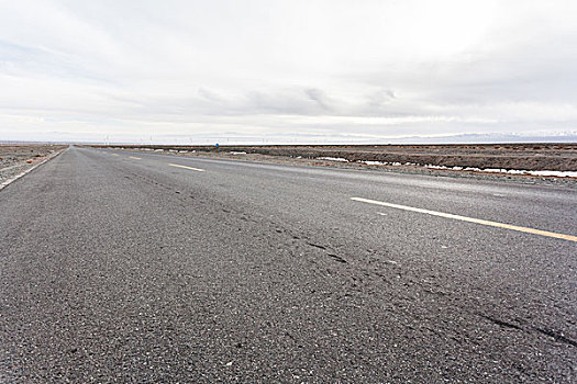 中国西部荒野道路