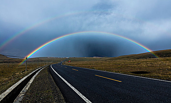 公路與彩虹