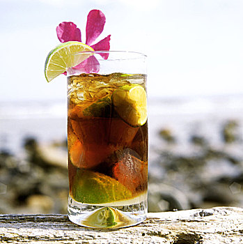 玻璃杯,朗姆酒,可乐,柠檬,海滩