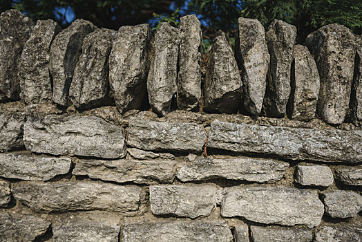 法国普罗旺斯石头城里古老的石头墙壁