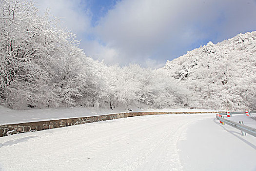 陕西秦岭分水岭公路雪景