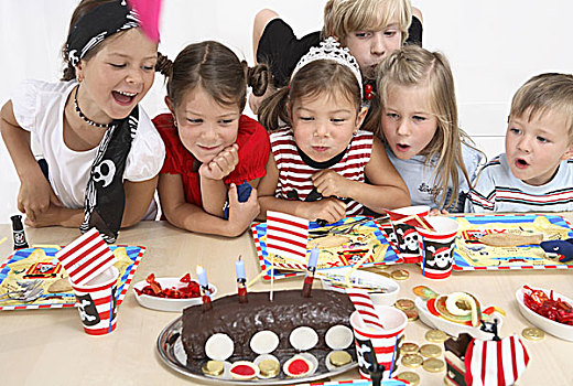 儿童生日会,孩子,蛋糕,蜡烛,桌子