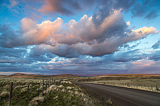 日落,云,上方,砾石,草原,道路,靠近,俄勒冈,美国