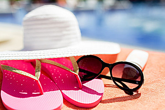 海滩,夏天,度假,配饰,概念,特写,帽子,人字拖鞋,防晒霜,墨镜,水潭