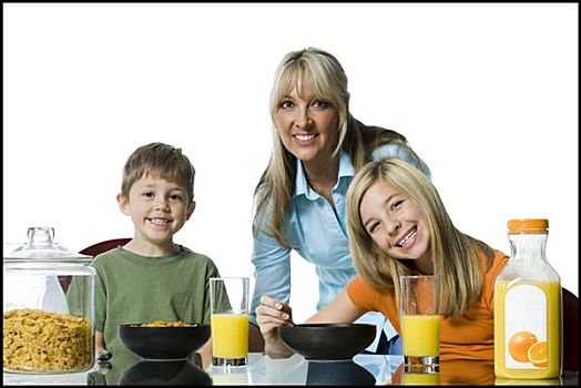 肖像,中年,女人,两个孩子,早餐桌