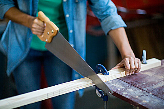 女性,木匠,切,木板,手,锯,工作间