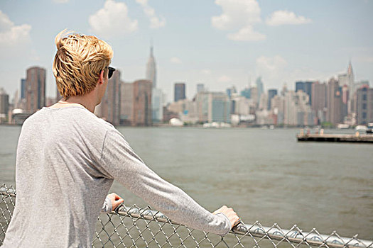 男青年,看,城市天际线,布鲁克林,纽约,美国
