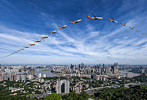 海南航空的飞机正飞越重庆市上空