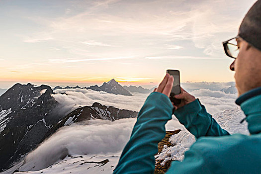 男青年,摄影,日出,智能手机,巴伐利亚阿尔卑斯山,奥伯斯多夫,巴伐利亚,德国