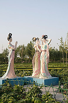 公园里的中国古代仕女塑像