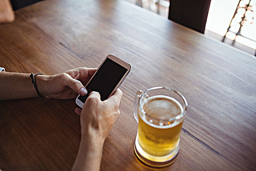 男人,打手机,啤酒,酒吧