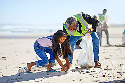 爷爷,孙女,志愿者,清洁,垃圾,晴朗,沙滩