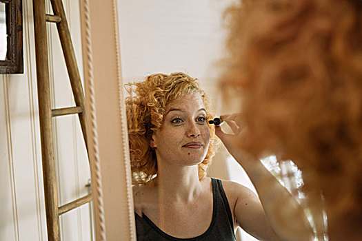 镜子,图像,女人,施用,睫毛膏