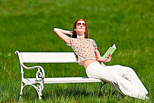 红发,坐,女人,书本,白色背景,长椅,草地,浅