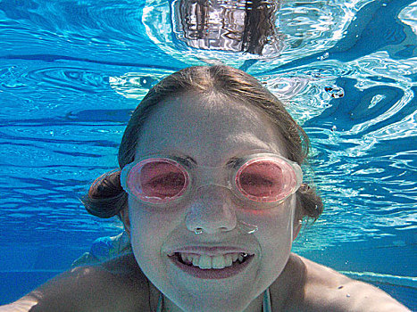 特写,水下,女孩,头像,戴着,护目镜,游泳池