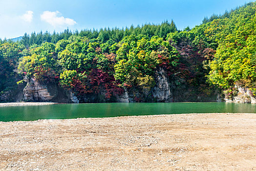 山,湖泊与泥石路面的秋季景观