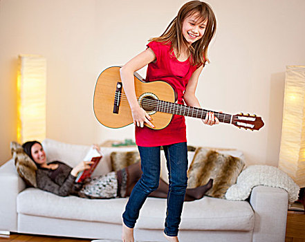 女孩,弹吉他,客厅