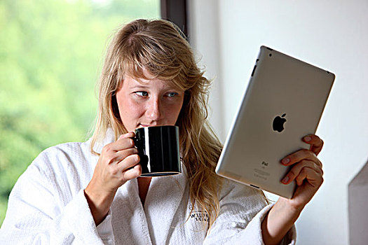 年轻,女人,早晨,厨房,浴袍,杯子,咖啡,读,平板电脑,联网,报纸